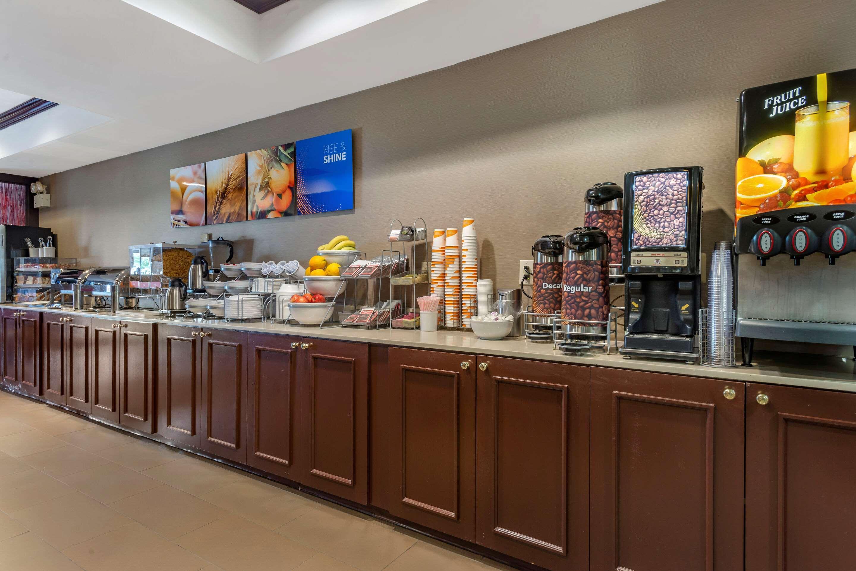 Comfort Suites Newark - Harrison Exterior foto