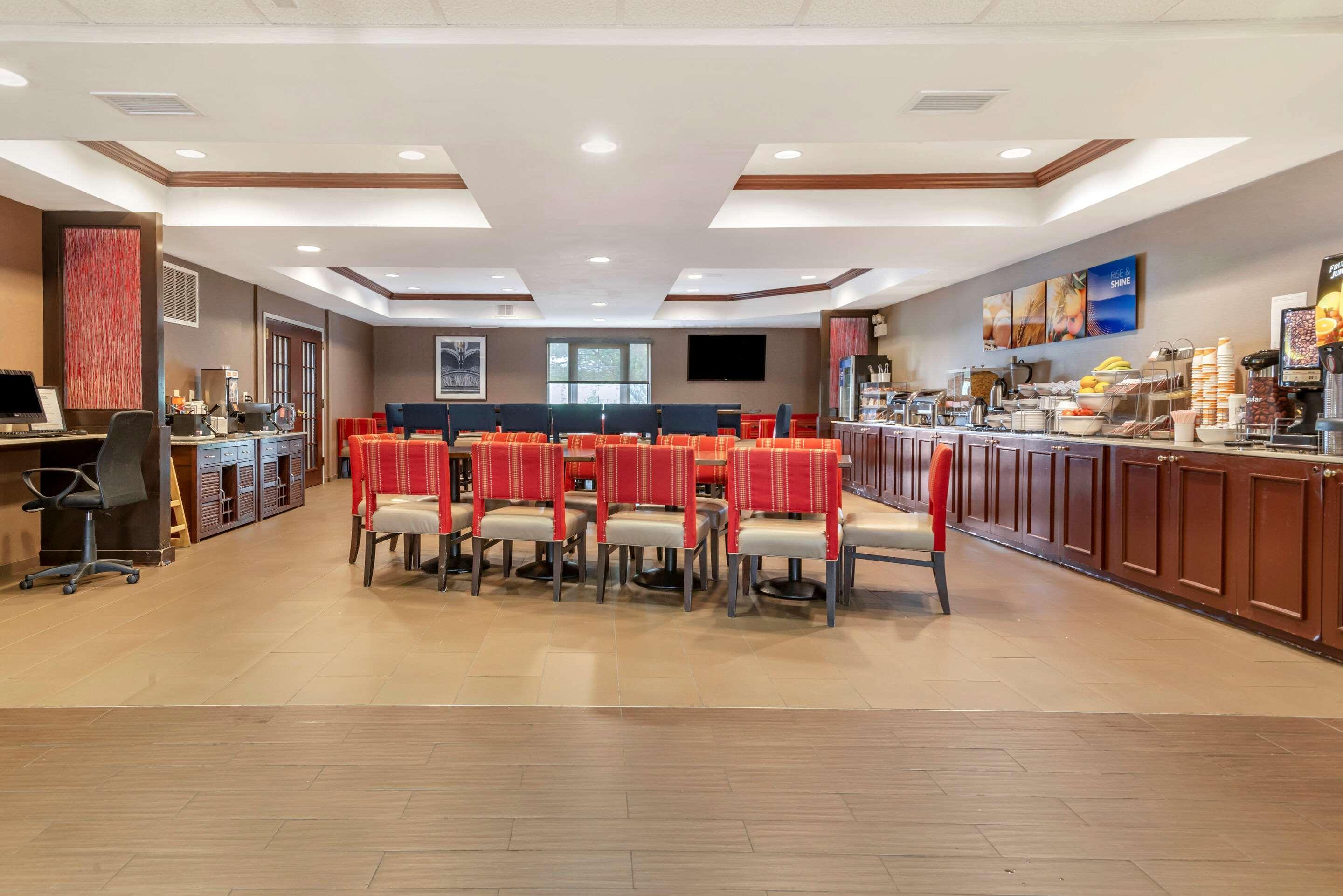 Comfort Suites Newark - Harrison Exterior foto