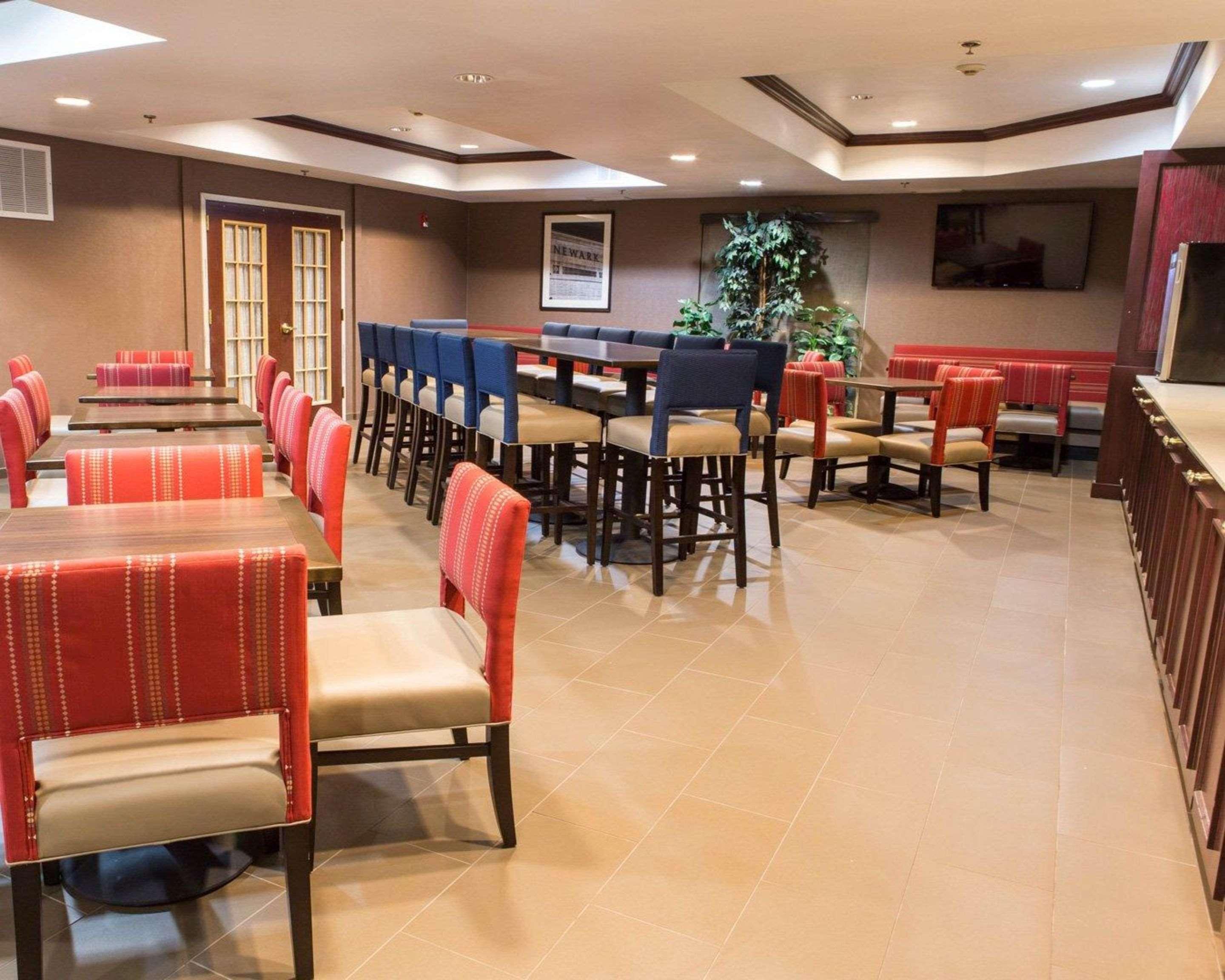 Comfort Suites Newark - Harrison Exterior foto