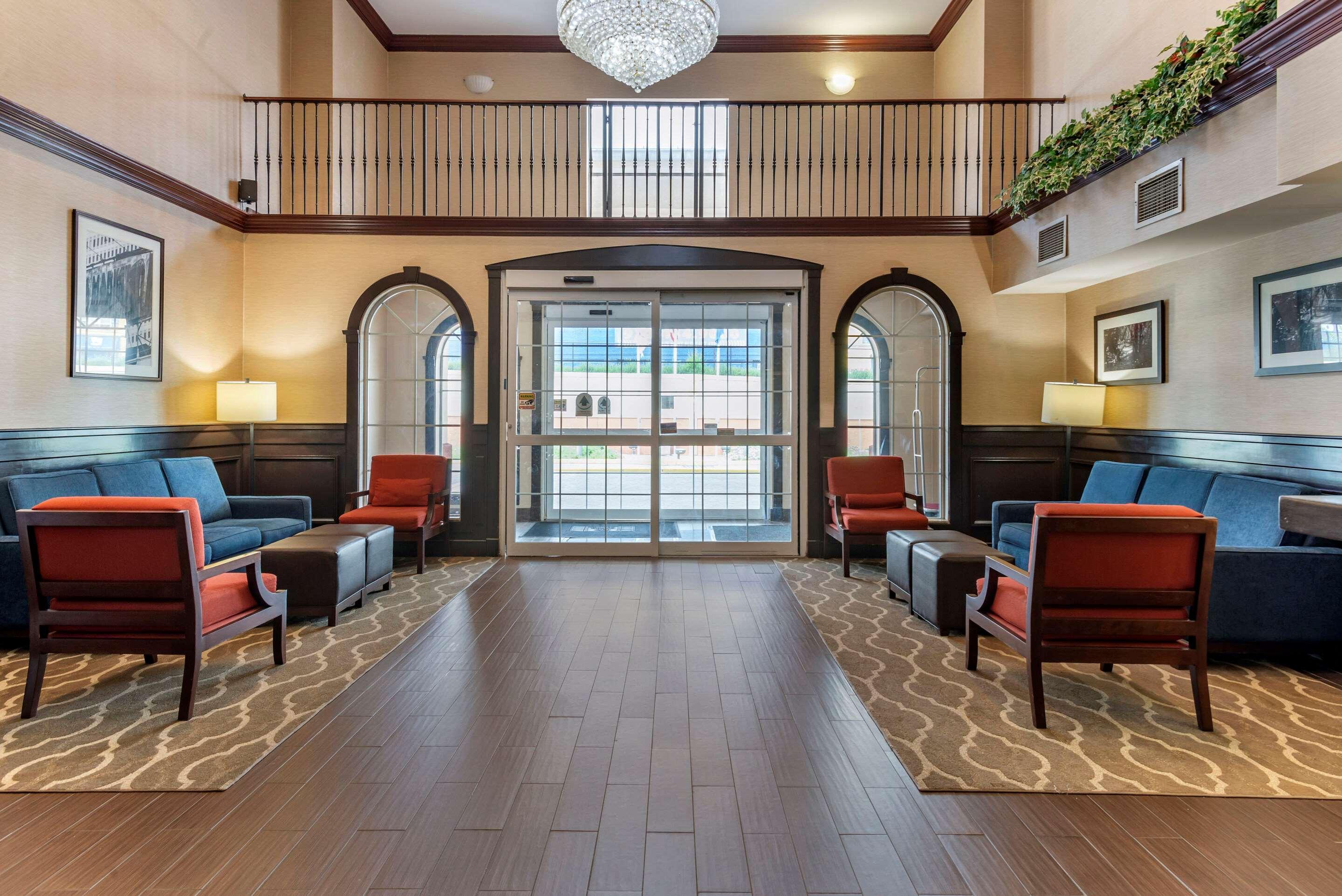 Comfort Suites Newark - Harrison Exterior foto
